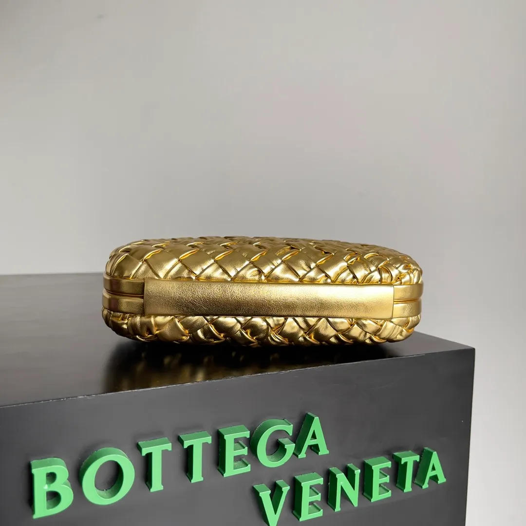 Batch 1860 BV Knot | The classic return of the evening bag. Original leather ➕ Stainless steel hardware ➕ 24k real gold plating ➕ Fully handmade. Those who know the history of our brand should have heard that the knot is a story of Bottega Veneta, and it is also one of the more important design elements. Matthieu Blazy's work this season sublimates Knot's classics, with a new knot design and a woven shoulder strap, plus Fouland Intreccio's weaving technology, adding some fashion to the retro and nostalgic feel of the past. Style number: 717622 Size: 20.5*6*12.5